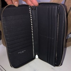Henri Bendel wallet
